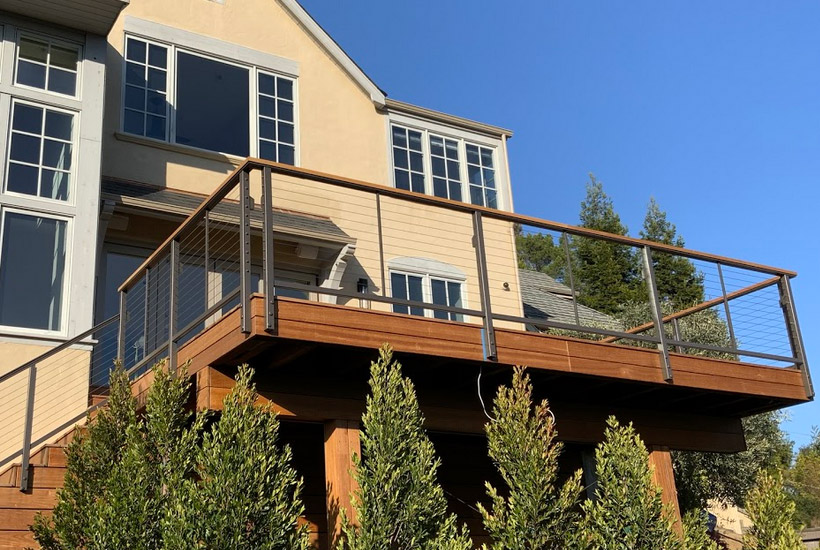Aluminum cable railing system with fascia mounts and wooden handrail